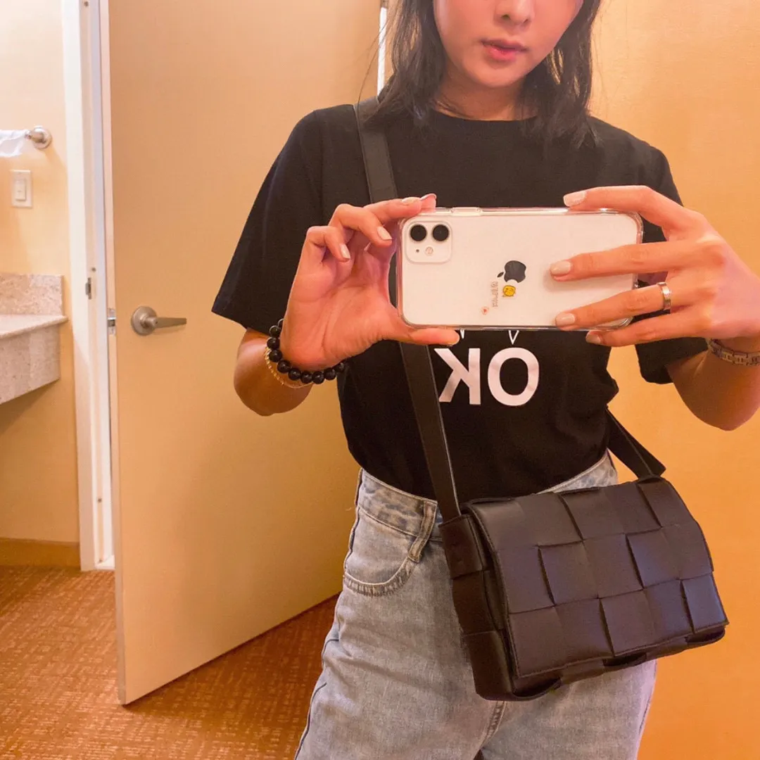 It looks like a men's bag, but it's actually very unisex. As a girl, I can't help but love it, and boys don't look too girly when carrying it.